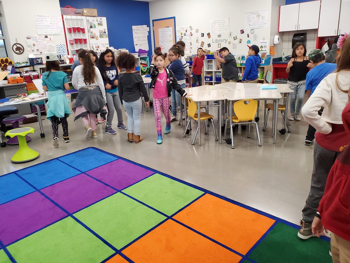 RaquelEspy13's tweet photo. It wouldn't be a #QSSSA #Dia without some QSSSA during math. I love that this system fully supports my Little Roos as they figure out how to talk about and justify their learning. Today we used #doublesplusone to justify our answers for 12 + 13. #movementanddiscourse #mathtalk https://t.co/gERtok47wn