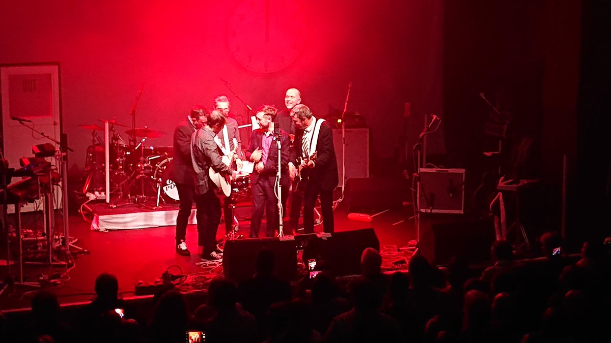 MusicmanBrian's tweet photo. Excellent gig by The Divine Comedy tonight, great stuff. https://t.co/zEGfzVwu8S