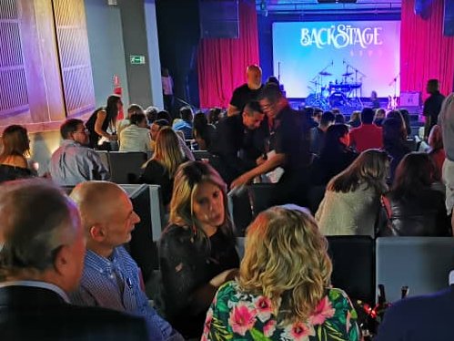 Evenpro's tweet photo. ¡Ellos vivieron la #BackstageExperience en Backstage Live, El Hatillo! 🔝🔥
Tú puedes vivirla también el próximo 19 de octubre en el concierto #EltonJohn Entre Corchetes
#fridaymood #friday #fridayfeeling #viernes #elhatillo https://t.co/rcpRtdXHyI