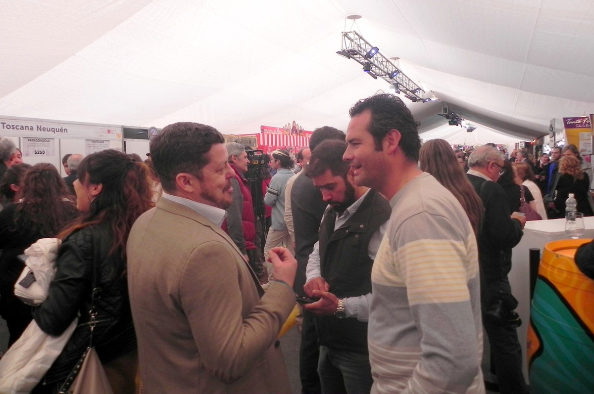 MuenaPablo's tweet photo. Espectacular inauguración del mayor evento gastronómico de la zona!
Increíble todo lo que se puede ver, conocer y probar en Bariloche a la Carta 👌
.
.
#BALC2019 #BarilocheALaCarta #gastronomia #primernivel 👩‍🍳👨‍🍳 https://t.co/nlQeGTnE2n