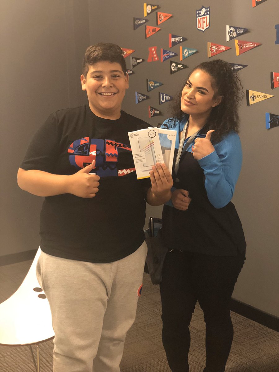 angels_candie's tweet photo. Happy customer = Amazing experience! Someone's excited about their new protection gear 🤗 #bodyguardz #CSW2019 #LifeAtATT https://t.co/m9TwAoKJFM