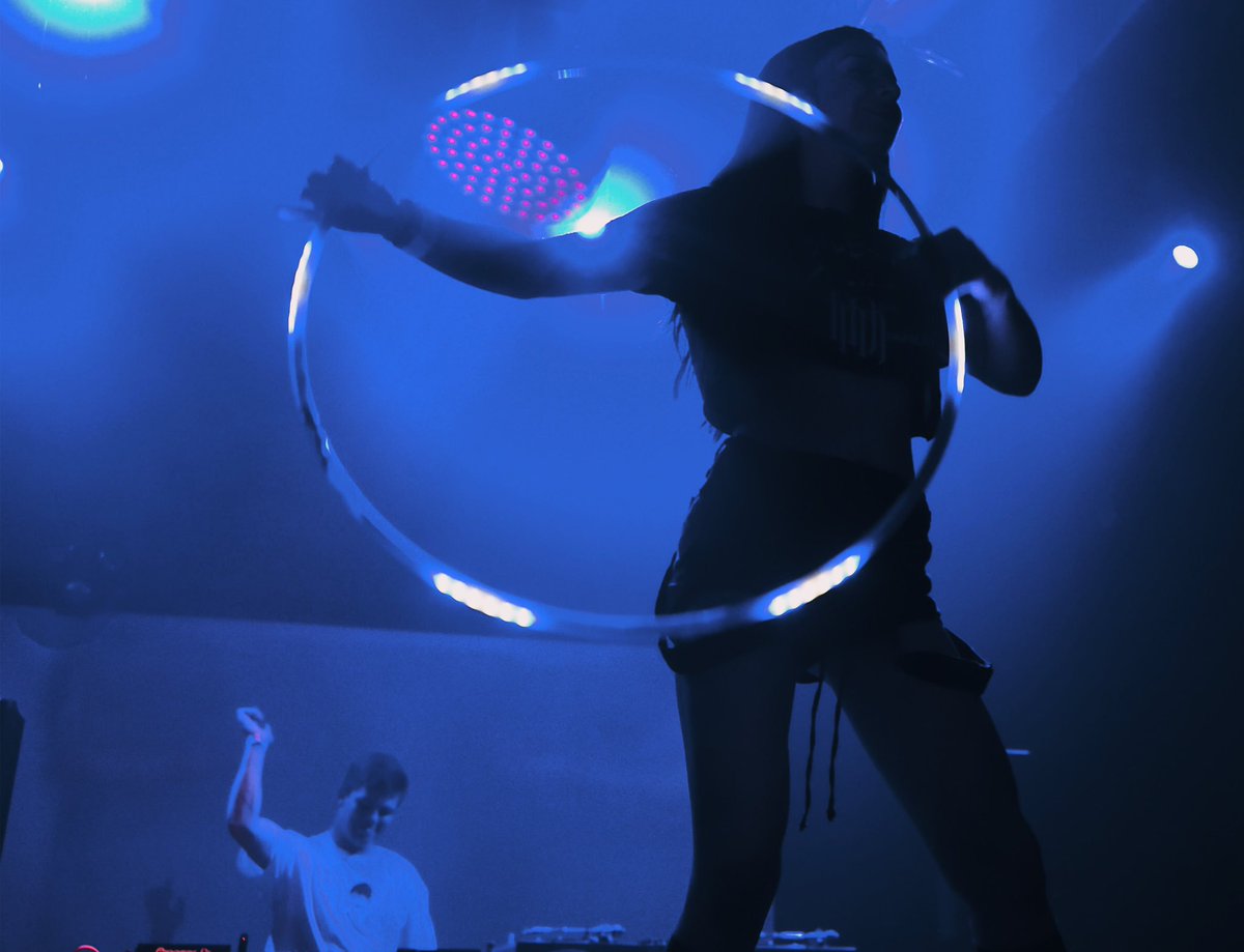 Rhianahharleigh's tweet image. Happy #flowartsfriday 🖤🌀 @UnitedFlowArts 

Gettin down w/ @VCTRE_ @SynaptikEvents 🔊