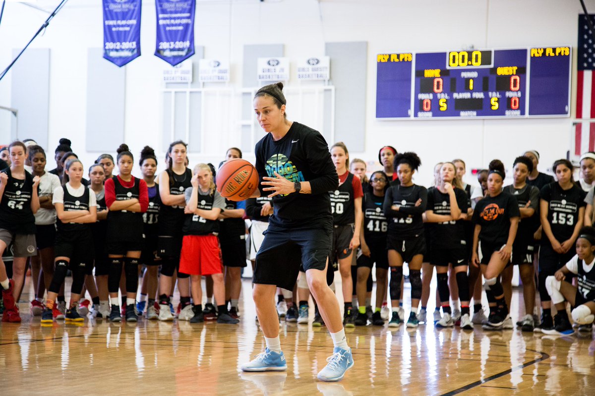 Kmoorebball's tweet photo. #KMFallShowcase Happy to have @AshleyCorralPT back with us again this year.  Any young athlete will benefit from her passion, energy, and knowledge of the game. 

More information 
⬇️⬇️⬇️⬇️⬇️⬇️

https://t.co/ti8lO90ULl https://t.co/YLLY6ZnvSN