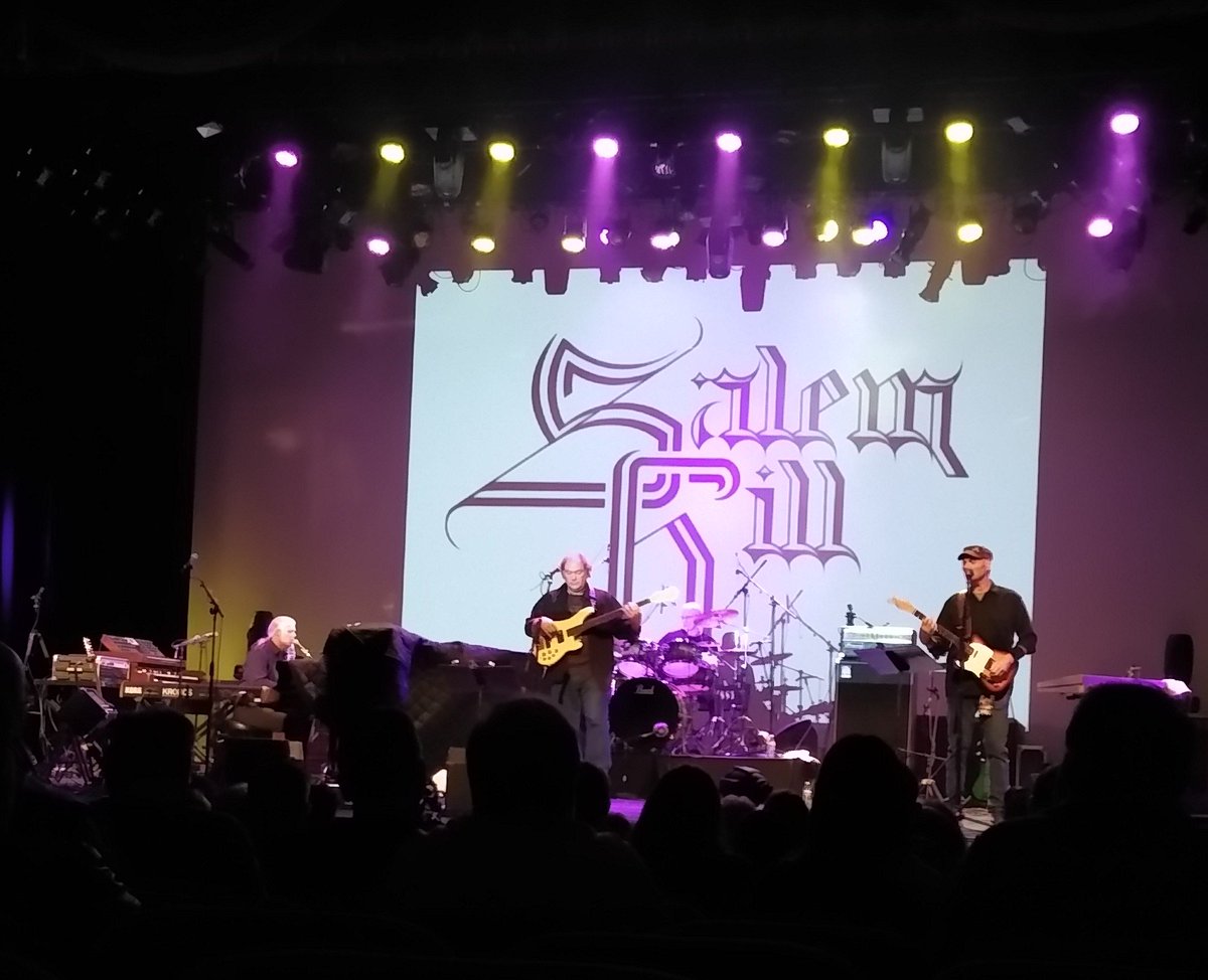 brianzmusic's tweet image. Hadn&apos;t listened to the (more normal-sized) @SalemHillBand for almost 15 years. But despite seeming to have some technical issues, their #ProgStock2019 set was interesting enough that I think it&apos;s time to put them back into my listening rotation...