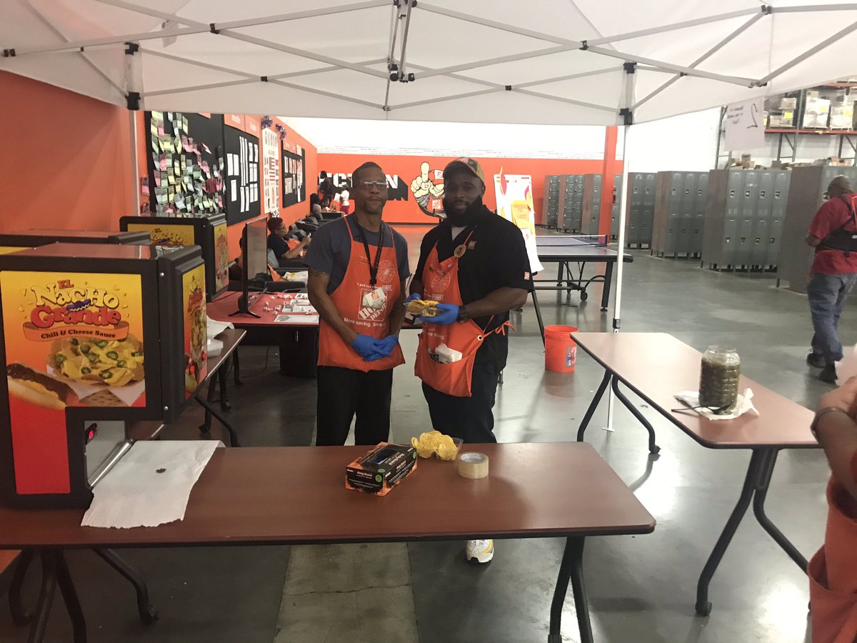 figueroa_dom's tweet photo. Building a strong foundation for our Homer Fund! Mark and Dafonza selling nachos! 🎊👏🎉🧡🥳💪 @HDRLC8616 #HomeFund #TakingCareOfOurPeople https://t.co/62o3IEdhz7