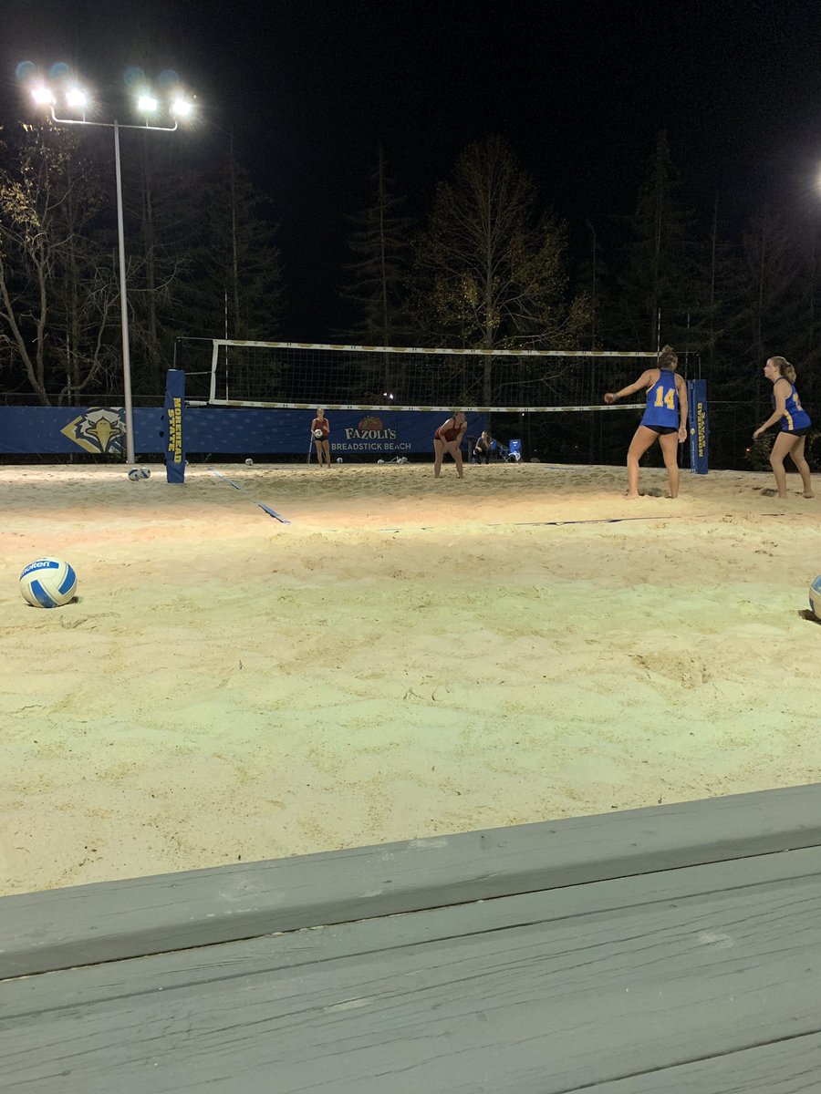 ThePeayVB's tweet photo. Indoor watching beach (for real this time) @ the one and only breadstick beach courts @AustinPeayBVB cheering on our freshmen gals🤪🥵 https://t.co/jvmFHRLG1m