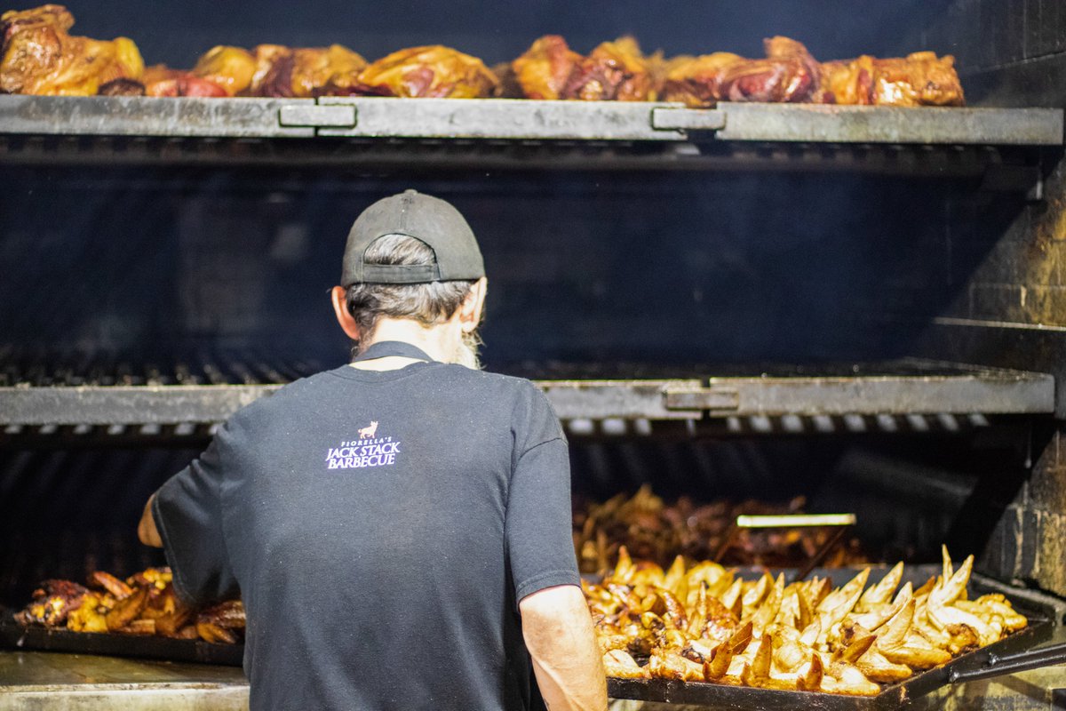 jackstackbbq's tweet image. Ope - just gonna pull these wings out real quick. #FridayNightCravings  #KCBBQ #EatJackStack