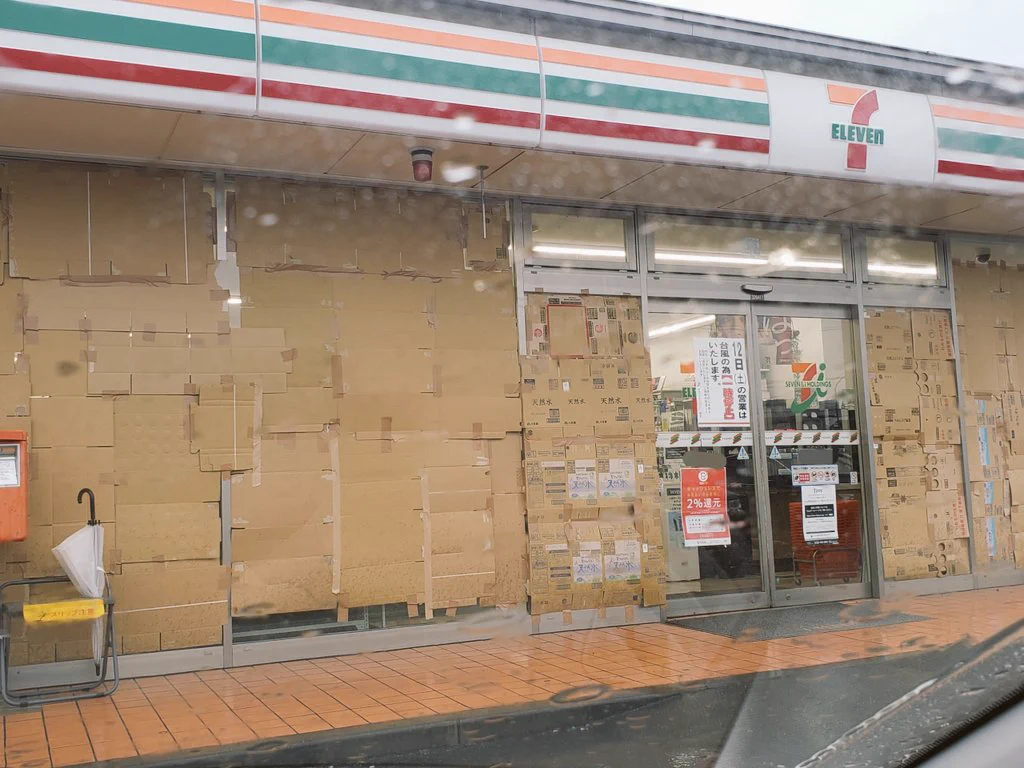 台風に備えてるセブンイレブン！これを見かけたら出勤辞めよう‼