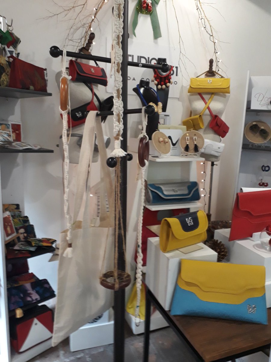 Bolsos1331's tweet photo. #NavidadenOctubre #Bolsos1331 #Estudio1331 #CasaPetipua
Les invitamos a visitarnos en Casa Petipua de lunes a sábado para que conozcas nuestra colección de temporada. Para @Estudio1331 Navidad tiene colores brillantes para todos. https://t.co/WEgUnuJPre