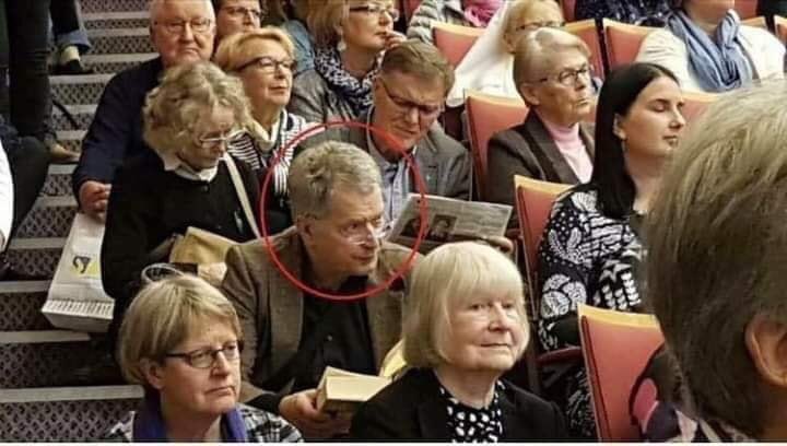 الذي حوله الدائرة هو رئيس فنلندا الحالي (ساولي نينيستو) حضر متأخرا لنقاش في معرض كتاب فجلس على الدرج ! كون القاعة ممتلئة .
 حضر بمفرده!! ولم يتوقف النقاش لمجيئه!!! ولم يجلس في المقدمة!!!! ومن حوله لم يكترثوا لوجوده !