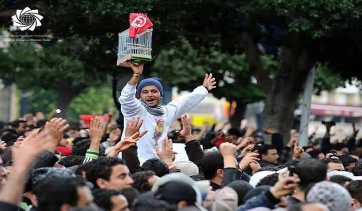 العصفور الذي إنطلق نحو الحريّةِ لن يعود أبدا إلى القفص من أجل الفُتات..✌️ 🇹🇳