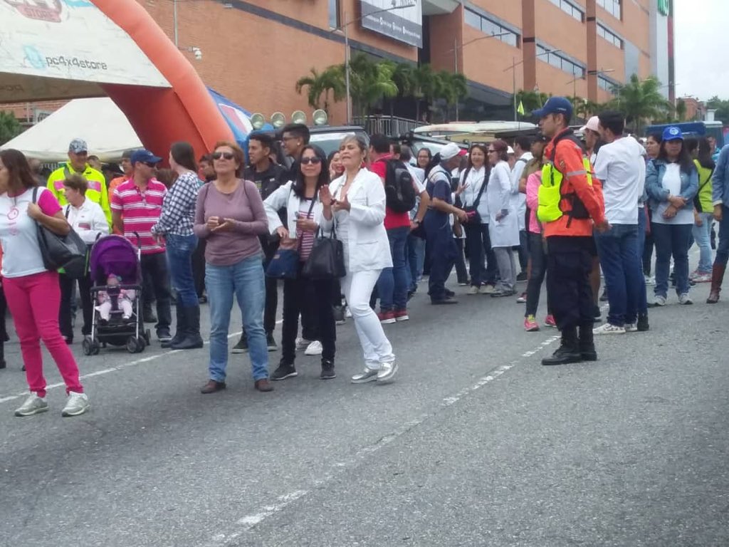 PC_MERIDA's tweet photo. #11Oct Guardia de Prevención por los Funcionarios de @PC_MERIDA en el RadioMaratón #unaluzparaelHula #LosBuenosSomosMasHULA. https://t.co/K28yWjrV0i