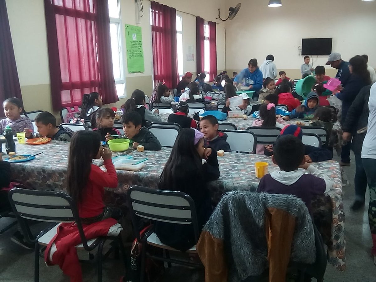 IbaezAzucenaM1's tweet photo. #PasenLasEscuelas que lindo ver compartir el almuerzo con los niños de todos los Talleres de Esc.Colon @fguillesaavedra  @artydance23  @FerSiarezEa  @YanilMarisol  @juancarlosvilc  @patriciapinasco  @SebahugoBonduri  @TatIanaaaDiaz  @JesyMMartinez20  @ArzadunCanabide https://t.co/2f92U8GKoE