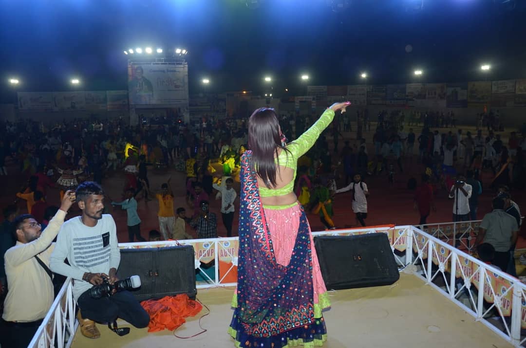 IDivyaChaudhary's tweet photo. અખીલ ભારતીય વિધાર્થી પરિષદ અને ફેન્ડસ્ ગ્રુપ દ્વારા આયોજિત, મોરલો ગ્રુપ પાટણ ના સથવારે ગરબા ની રમઝટ ૨૦૧૯ ..
#DivyaChaudharyOfficial #ABVPPATAN #MORLOGROUPPATAN #LIVE #AbvpPogram #LiveTelecast #Live2019 #DivyaChaudhary #MusicVideo #Gujarat #Patan #LivePatan https://t.co/H37H2jKVap