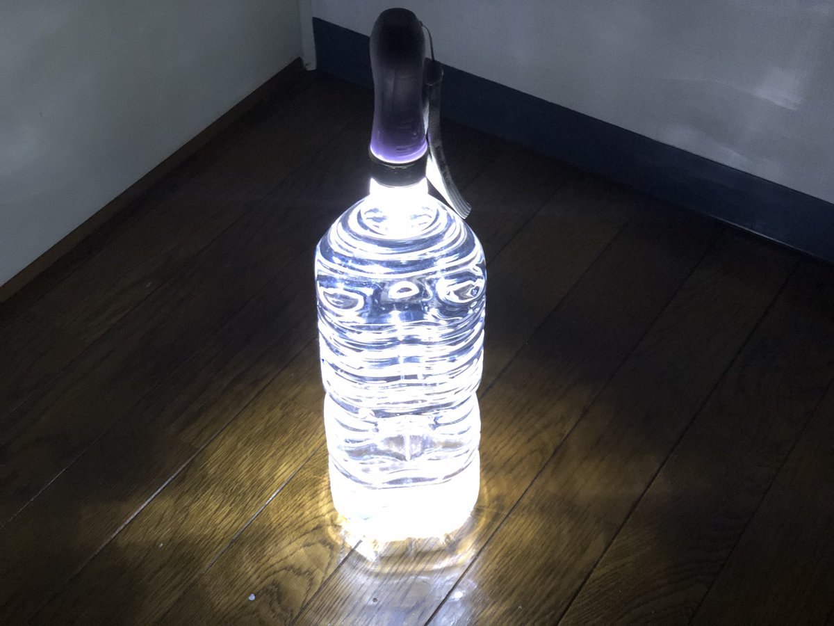amakazusan's tweet photo. もし停電になった時、ペンライト「キングブレード」が役に立つ。

水をいっぱい入れたペットボトルにチューブを外して取り付けるだけ。

これで光の乱反射を使った簡易ランタンになる。

500mlでも、2lでも大丈夫。

もし、家にキンブレがあればぜひ試して欲しい。

#台風　#防災　#停電対策 https://t.co/1JwI2p7hnJ