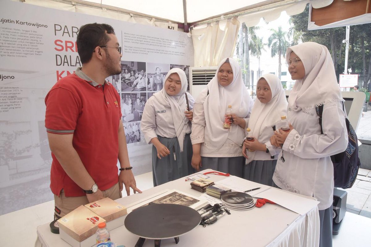 DPR_RI's tweet photo. Masyarakat antusias mengunjungi dan melihat secara langsung Museum DPR RI pada kegiatan Festival Museum Enjoy Jakarta dalam rangka Hari Museum Nasional, dengan tema "Museum Menyatukan Keberagaman”. #MuseumDPR #HariMuseumNasional #AyoKeMuseum https://t.co/g3nCkltEhx