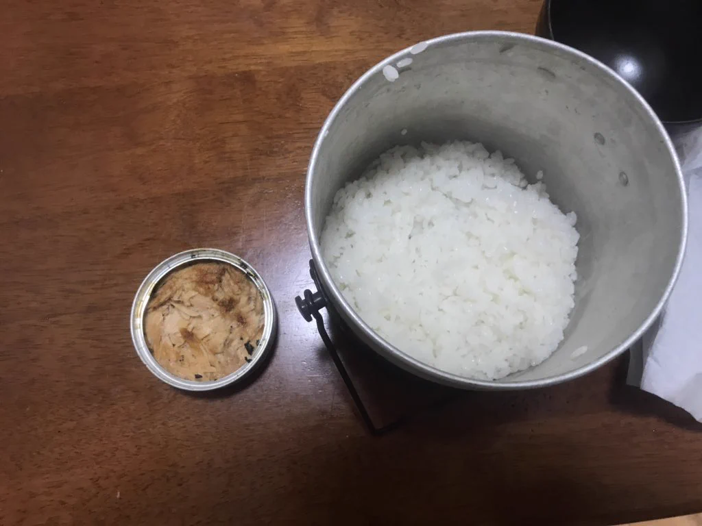ツナ缶一個にティッシュに油含ませて、火を付けたらご飯が炊ける！！