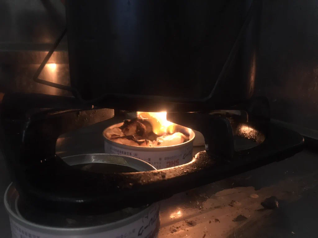 ツナ缶一個にティッシュに油含ませて、火を付けたらご飯が炊ける！！