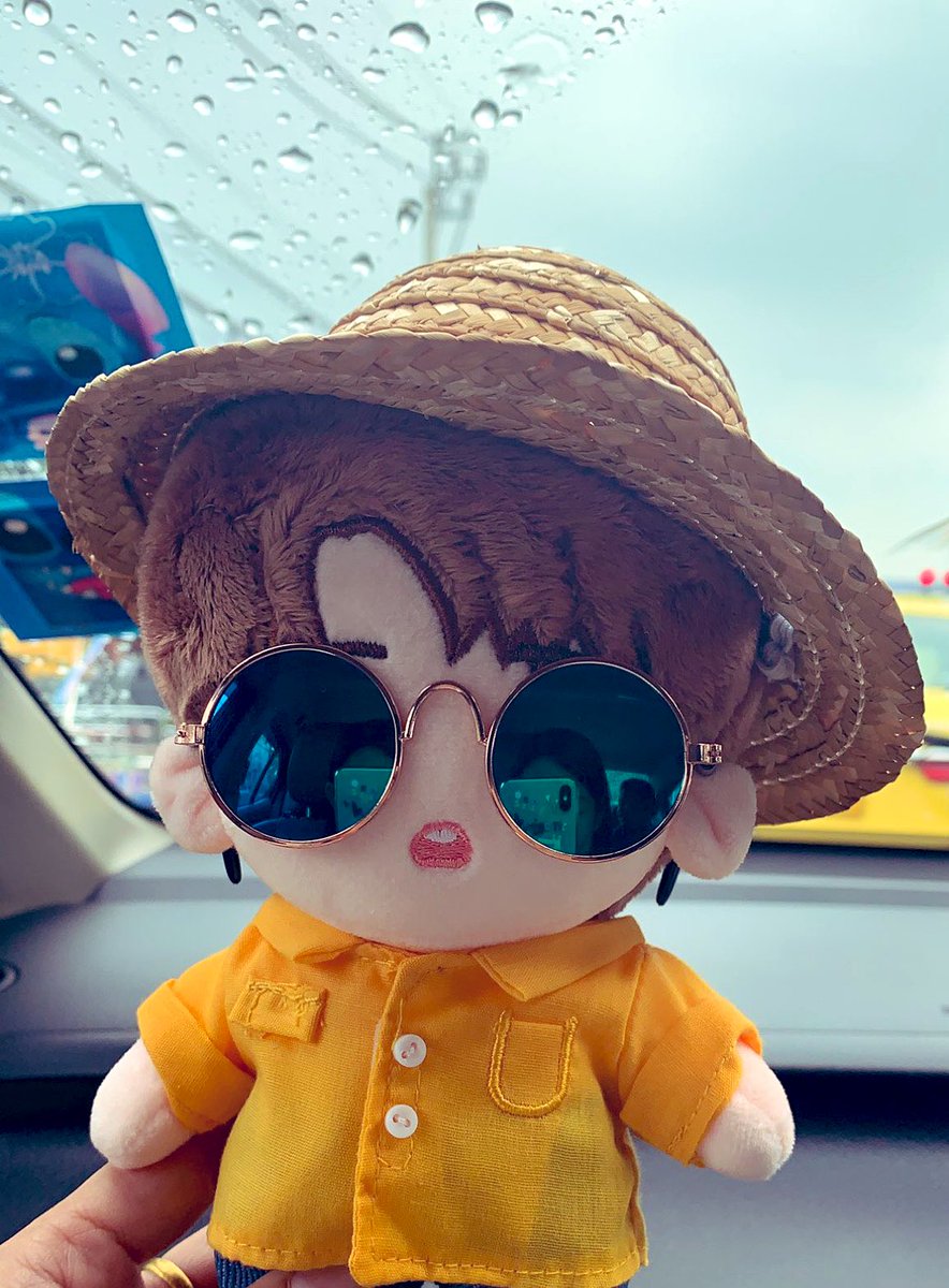 DoubleN1003's tweet photo. ไปเที่ยวทะเลกัน! ตอนเย็นก็นั่งดูไลฟ์คอนกะลูก2คน #CheLinong https://t.co/tUeYNIfClc