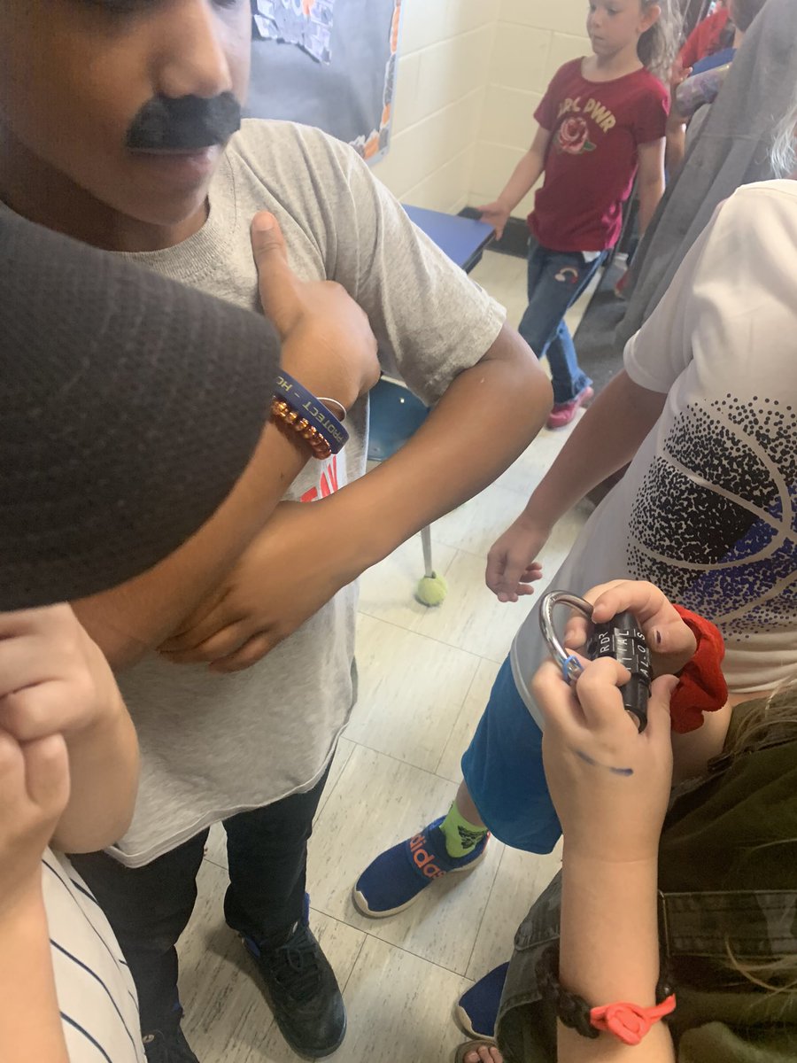 MsJessica2nd's tweet photo. A little spy training/mystery solving using text features and main idea to get us through the last day before Fall Break! #ccsdtn #pves https://t.co/kAJBmplgdn