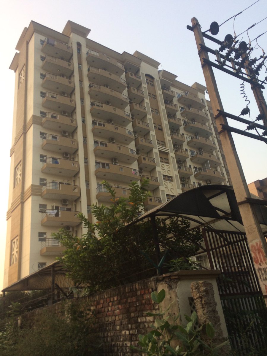 MSDAHIYA5's tweet photo. @CommissionerMCG lot of water flowing from broken water supply line near The Awaas GH 9 and Community Center Sector 39 Gurugram @MunCorpGurugram @GurugramMDA https://t.co/IUJ6OA8VeU