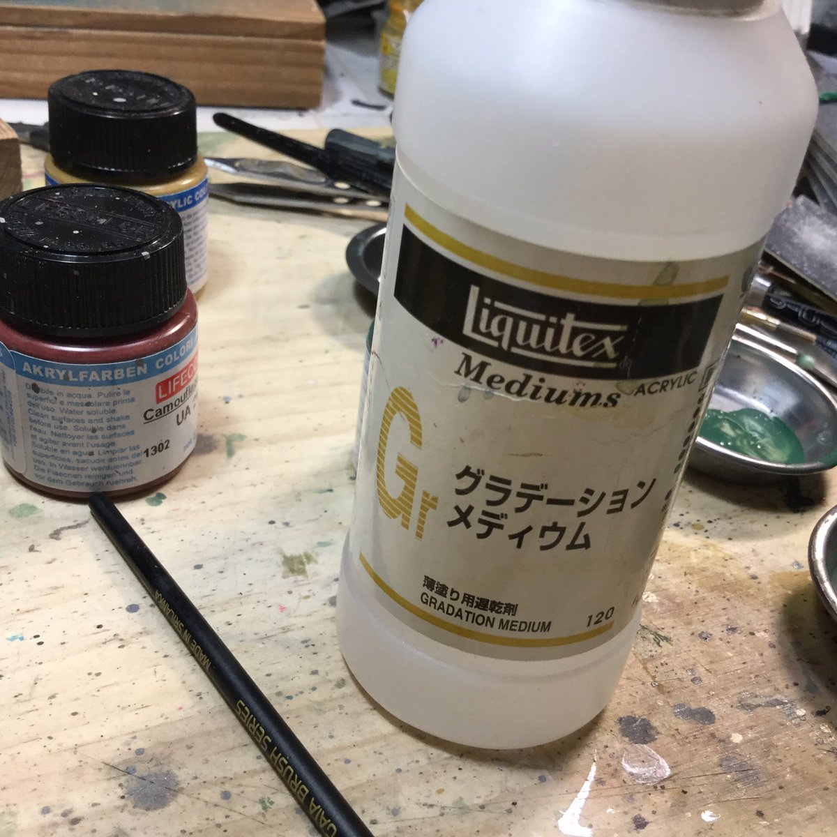 松本州平 スケールアヴィエーション７月号 よろしくお願いします ボケ足 部分にリキテックスのグラデーションメディウムをアクリル溶剤に混ぜて境界線部分に使用すると この様なボケ足になるという事を報告させていただきます