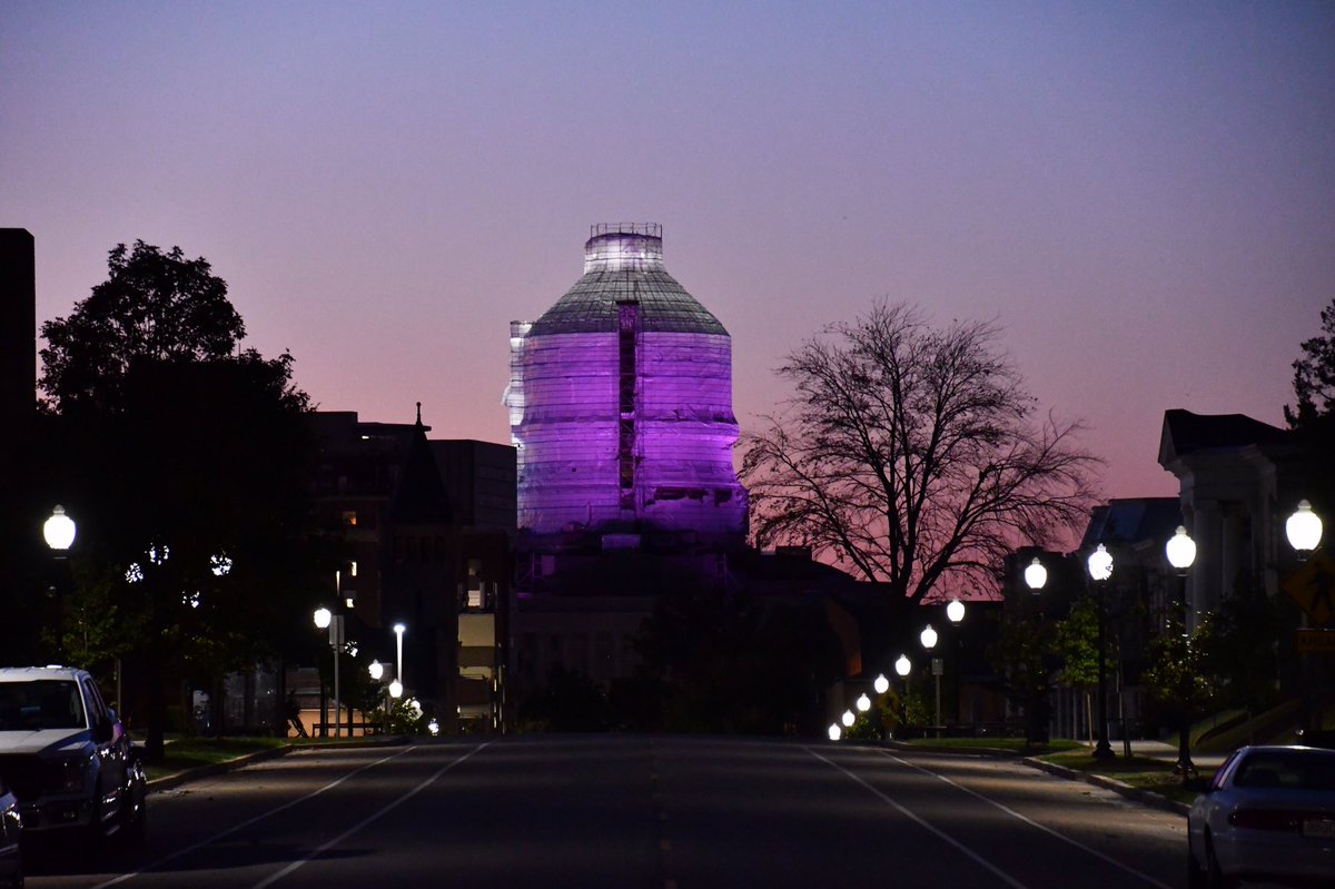 FirstLadyTeresa's tweet image. The Missouri State Capitol is lit pink tonight and throughout the weekend ￼in honor of all the survivors, those that lost the battle, and those still fighting the fight. #MOCapitol #BreastCancerAwarnessMonth