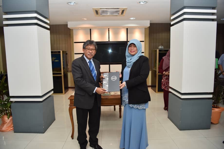 KamariahLong's tweet photo. Kepada semua MARDIANs, semoga kalian akan terus bersemangat bekerja demi memastikan kecemerlangan MARDI di masa hadapan. Saya mendoakan semoga MARDI akan terus maju jaya dan berjaya mencipta nama dalam penyelidikan pertanian dan industri makanan yang tersohor di dalam negara. https://t.co/SublrZmL4X