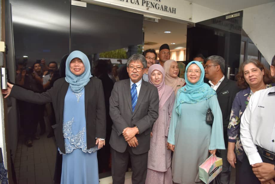 KamariahLong's tweet photo. Kepada semua MARDIANs, semoga kalian akan terus bersemangat bekerja demi memastikan kecemerlangan MARDI di masa hadapan. Saya mendoakan semoga MARDI akan terus maju jaya dan berjaya mencipta nama dalam penyelidikan pertanian dan industri makanan yang tersohor di dalam negara. https://t.co/SublrZmL4X