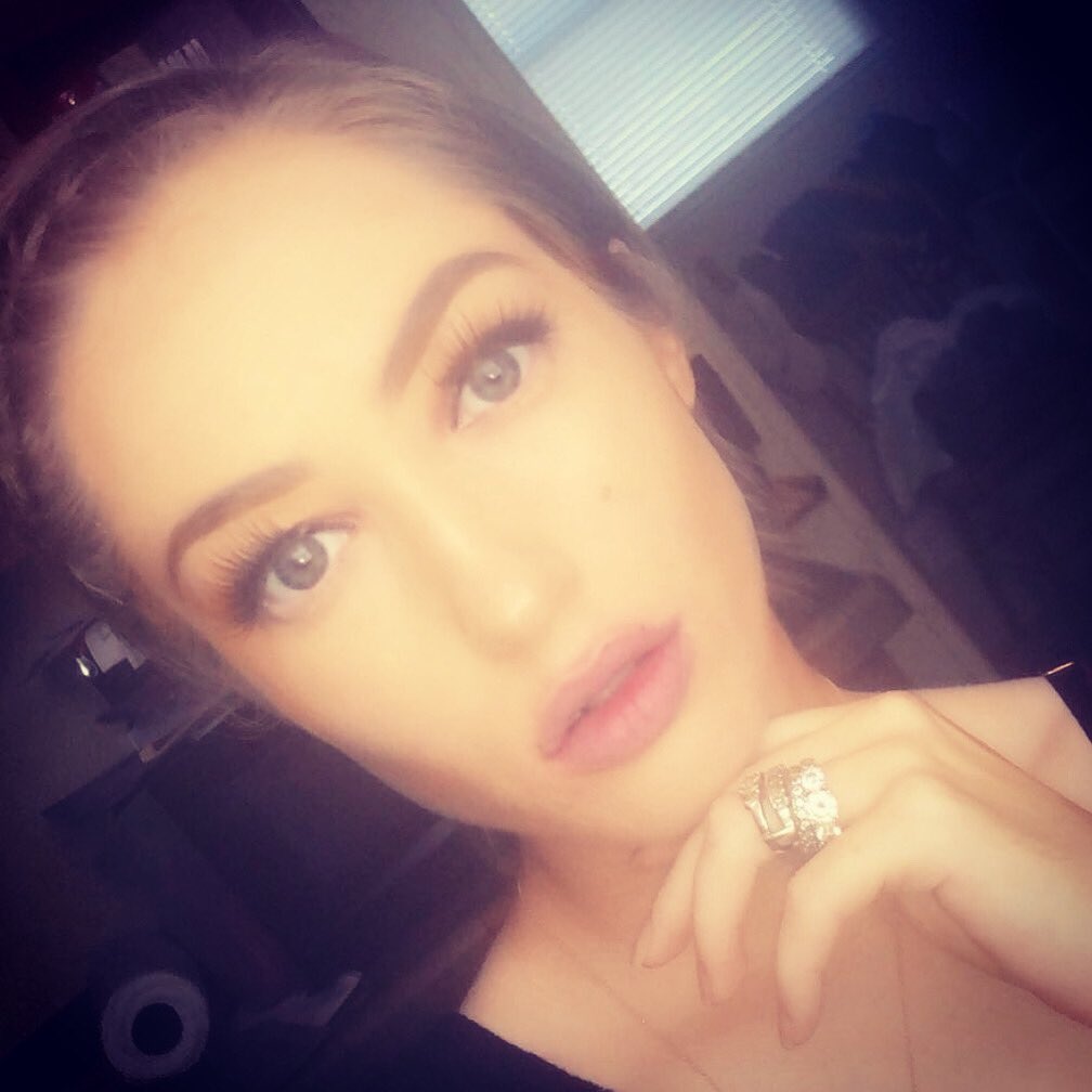 CombatDoll22's tweet photo. Daily make up 😍🤷🏼‍♀️ https://t.co/5Wu9OgxMhD