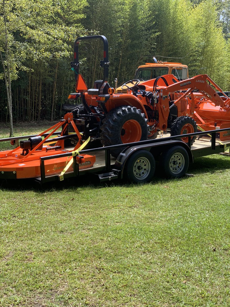 rsmoree's tweet image. She thinks my tractors sexxxxxy!!!!