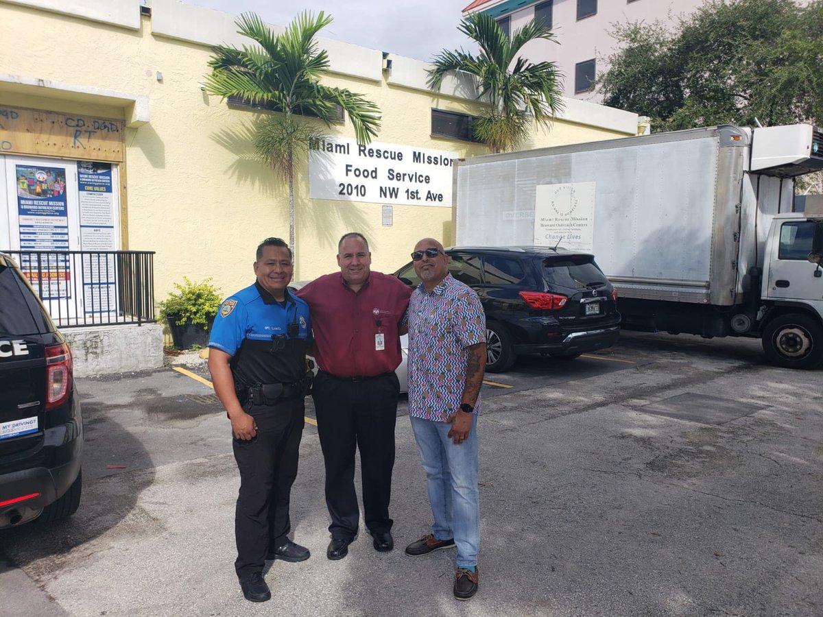 MiamiBeachPD's tweet photo. #MBPDCares: Members of our Homeless Resource Unit stopped by the Miami Rescue Mission (@No1isHomeless) with donations to help support their efforts. https://t.co/PvlOIPNhX8