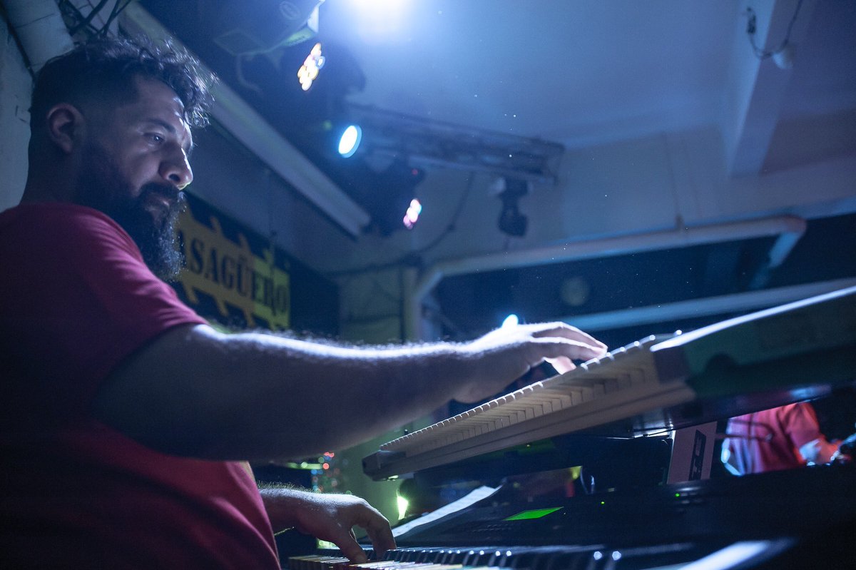 losrastrillos's tweet photo. Hace justo una semana se armó el reven en @pasaguero. Gracias a todos los amigos que le cayeron a celebrar este 30 aniversario y a Rafael Arriaga por estas fotazas ✌🏼#Rastrillos30 https://t.co/NYpBPk1O7L https://t.co/EQg264yygB