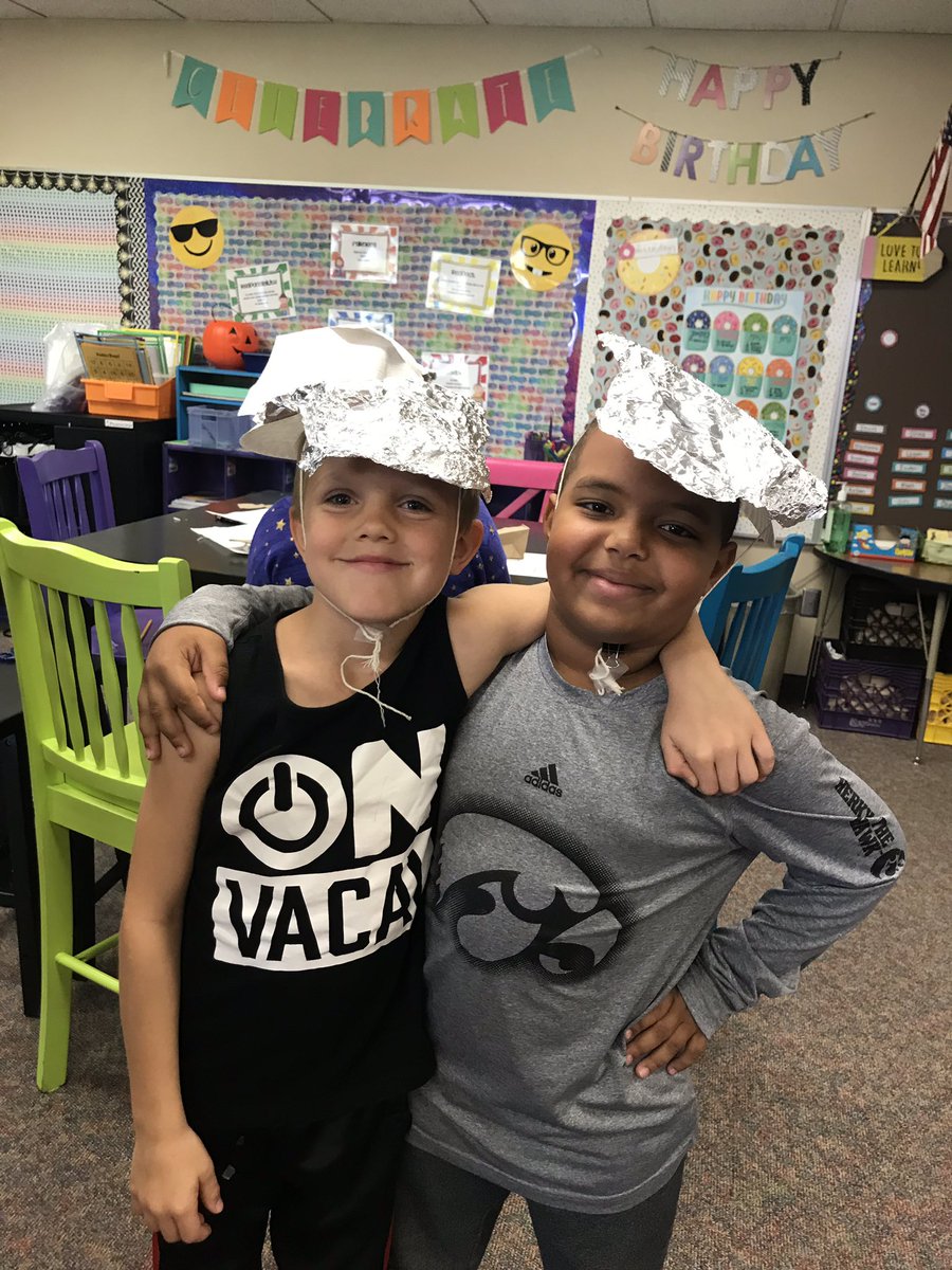 sam_bartlett12's tweet photo. Mystery science lesson! They had to make a hat that would work on a beach! https://t.co/dg0X12GEoR