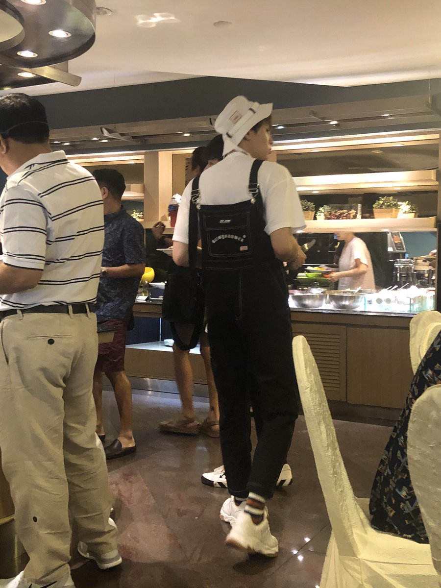 only34520's tweet photo. 背带裤反穿的宁太会了👍🏻👍🏻👍🏻

Thx!!!!!Ah ah ah ah ah ah ah, you are so cute!😋😋😋
CR: logo

@m34nismind 

#CHAMESingaporeTripx2wishDay4
#MeanPhiravich https://t.co/KD8e1QAKb1