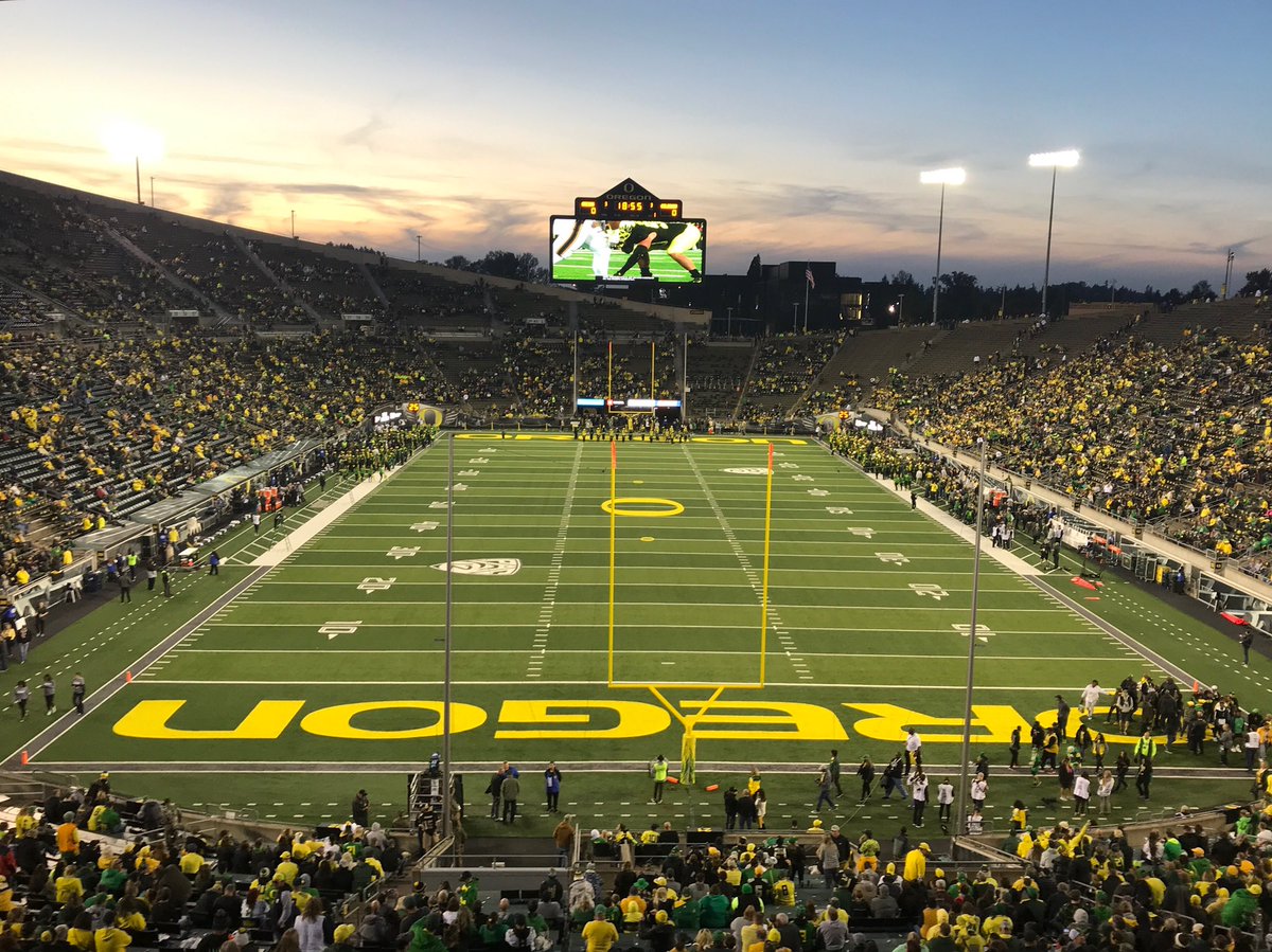 TheDuckCard's tweet photo. Yell-O!!!!! #autzenstadium  📸@ssp_steve https://t.co/lnkuHAC4Dx