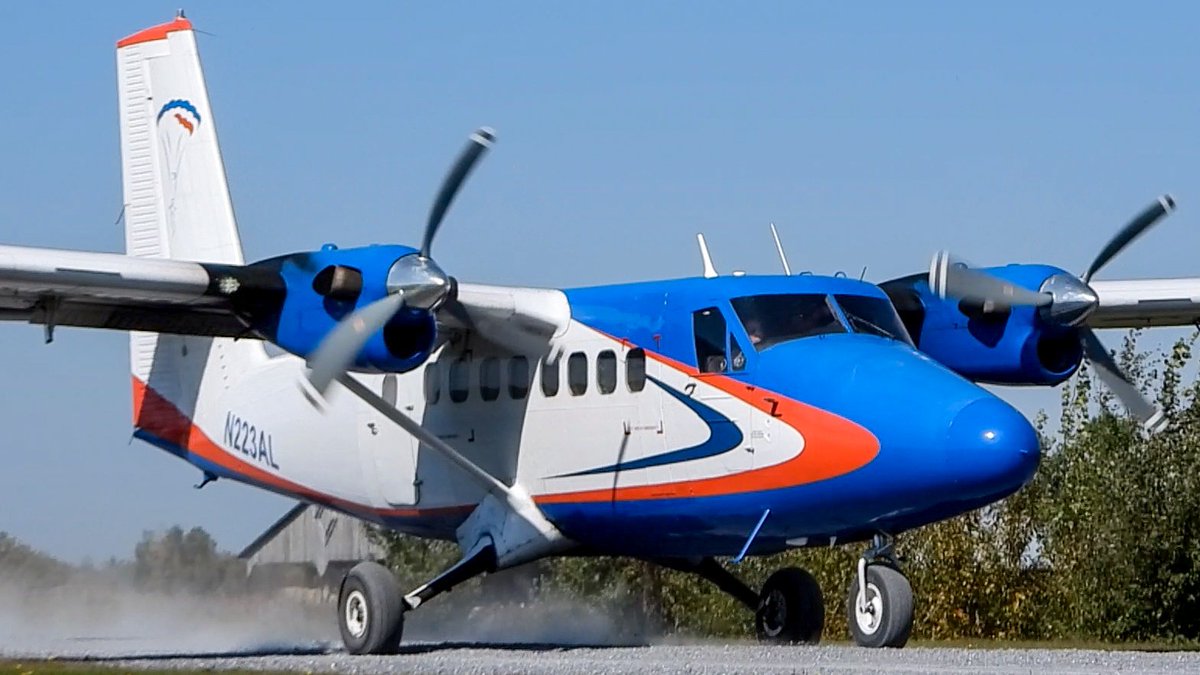 Mark__Brandon's tweet photo. VIDEO:
https://t.co/QutKNtm2KZ

@ParachuteMTL #DHC6 #TwinOtter in action in #Farnham #aerodrome! This is their second base, the other in #StEsprit! This #WinWinAviation painted in #NouvelAir #livery! :D https://t.co/caUdq6cEDV