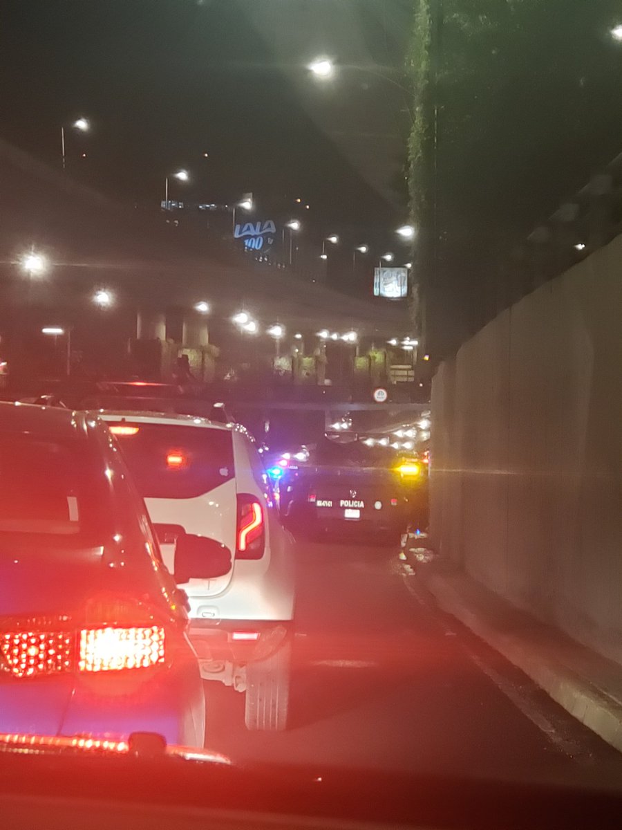 maga_gp13's tweet photo. @raulpco @laurivme @OVIALCDMX Siguen detenidos pero el trafico sigue por todo periferico https://t.co/rJbJvYAfHV