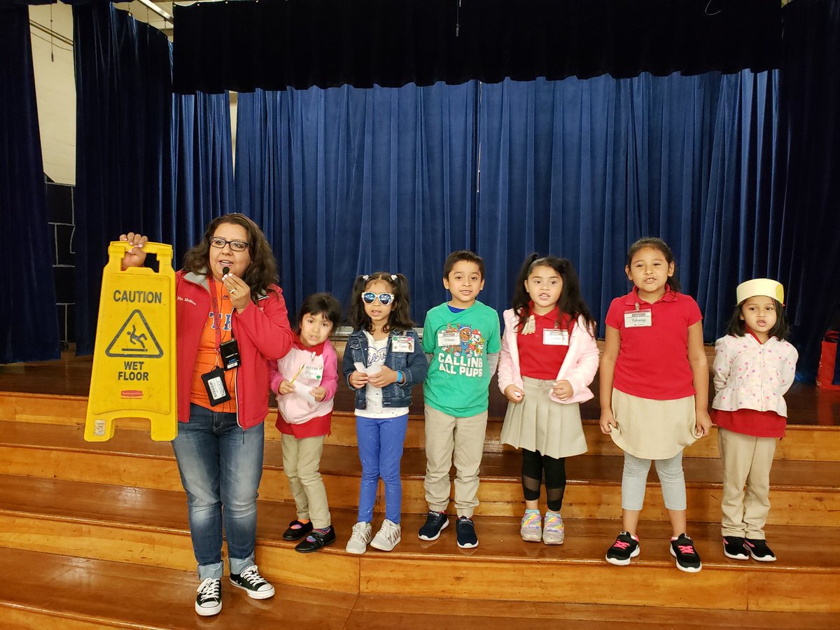 During lunch, scholars volunteered to go on stage to say their creative sentences using the Word of the Day, 'Caution.' So @MolinaMmolina1 grabs a ⚠️sign to help the 👧👦 to better understand the term
#RealWorldExamples #MolinaRocks
#GoingForGold 🥇🥇🥇