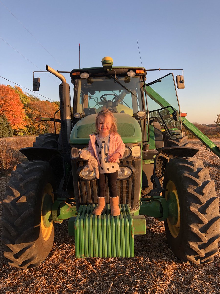 My niece 2nd birthday. Helping her father plant winter wheat. Best part of working with family #thingstobethankfulfor #neverstopgrowing #pioneer #25R61
#ontag