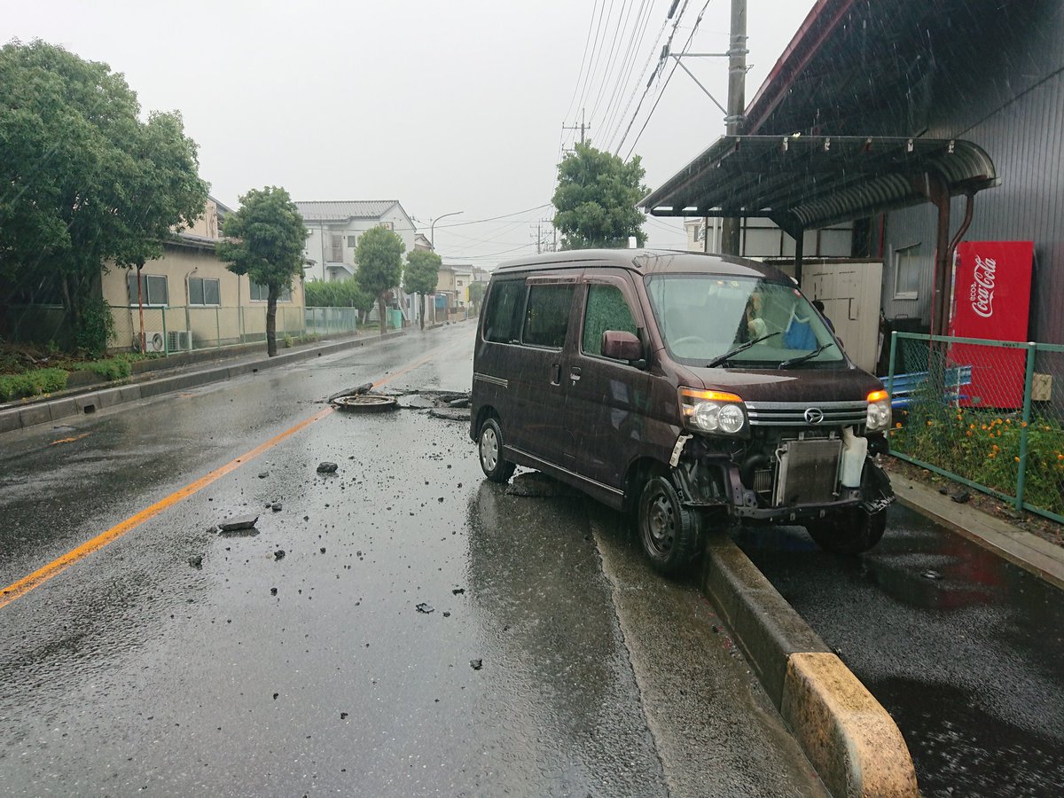 ninjin_bike's tweet photo. 放送中、志木市の市道でマンホールが爆発したみたい。軽ワゴンが大破してます。 https://t.co/vdkDZlrflo