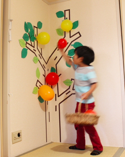 佐藤蕗 ふき おもちゃ作家 ふきさんのアイデアおもちゃ大百科 発売 その４ 果樹園あそび 壁にマスキングテープを貼って木を作り その際に中にクリップを仕込んでおいて 風船に磁石を貼ったものを果物に見立てて 収穫をしてあそぶ カブトムシなど