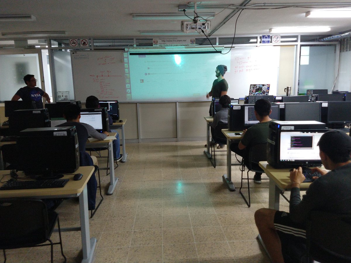 GDGUNAM's tweet photo. @juanpa en nuestras platicas sobre el #Hacktoberfest hoy en l facultad de ingeniería. https://t.co/xz8cqKetvv