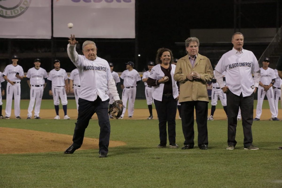 QuirinoOC's tweet photo. En compañía del presidente @lopezobrador_ inauguramos el estadio de los @AlgodonerosGsv en Guasave, en el primer partido de la temporada @LMPbeisbol. #PuroSinaloa #LMP ¿que les pareció el estadio? Nos vemos mañana en Mazatlán en la casa de los @venadosbase. https://t.co/YW2wMmPP9X