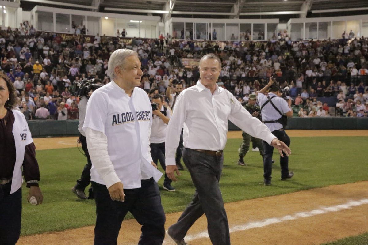 QuirinoOC's tweet photo. En compañía del presidente @lopezobrador_ inauguramos el estadio de los @AlgodonerosGsv en Guasave, en el primer partido de la temporada @LMPbeisbol. #PuroSinaloa #LMP ¿que les pareció el estadio? Nos vemos mañana en Mazatlán en la casa de los @venadosbase. https://t.co/YW2wMmPP9X