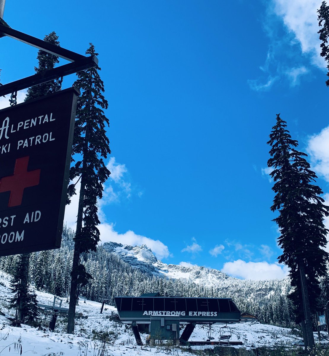 Oct looking like a nice preview for the ‘19 ski season ❄️ ☀️ 🎿 <a href="/SummitSnow411/">Summit at Snoqualmie</a> <a href="/DRUBRU/">DRU BRU</a>