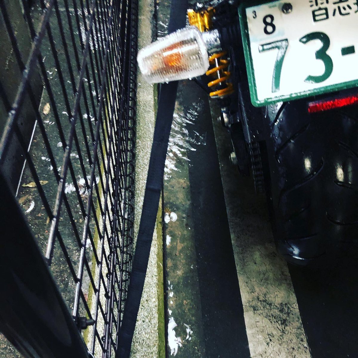 R羅希阿丸 ラキマール軍 雨の中バイクのカバー外して駐輪場から移動 車との隙間に入れてフェンスの支柱に固定しといた これで倒れたら仕方ないけど無防備よりはマシでしょうか 皆さんもお気をつけくださいっ 台風19号 Xjr1300 Yamaha ライダース