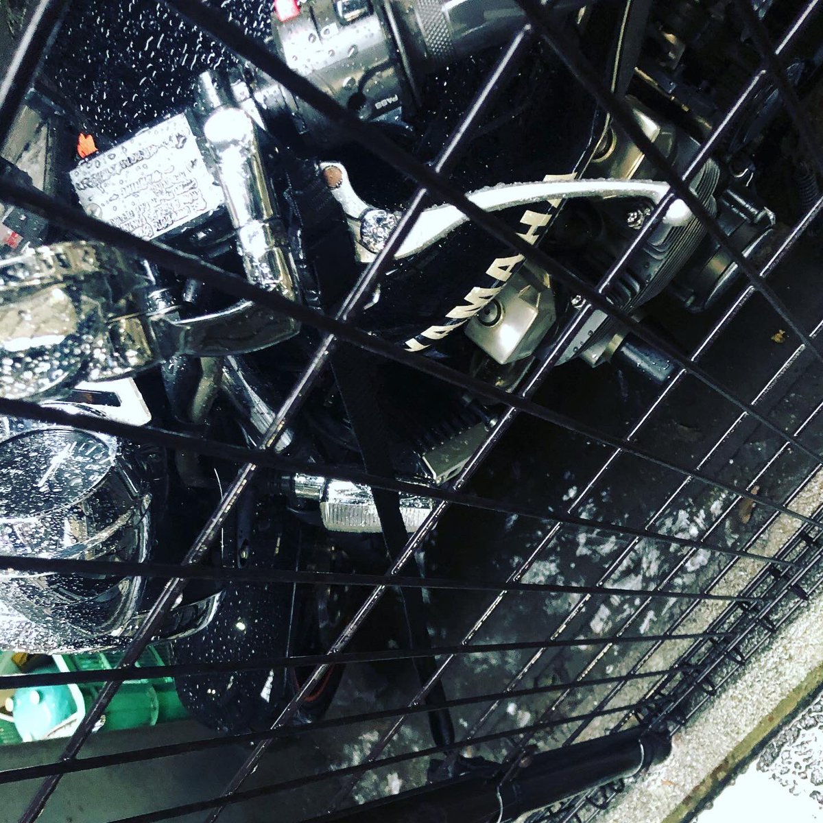R羅希阿丸 ラキマール軍 雨の中バイクのカバー外して駐輪場から移動 車との隙間に入れてフェンスの支柱に固定しといた これで倒れたら仕方ないけど無防備よりはマシでしょうか 皆さんもお気をつけくださいっ 台風19号 Xjr1300 Yamaha ライダース