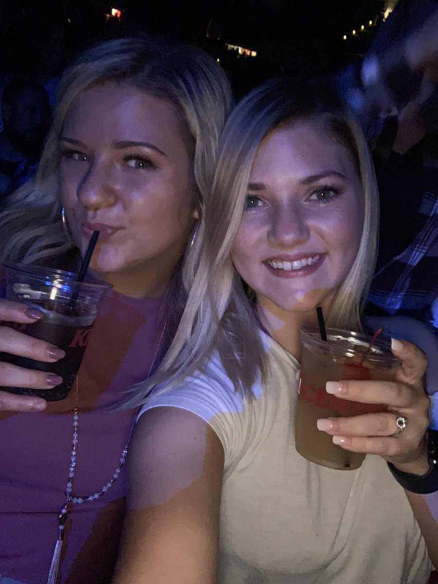 Uniquely_amberr's tweet photo. A night for the books ๐ #thomasrhet https://t.co/k2BRhnU6oc