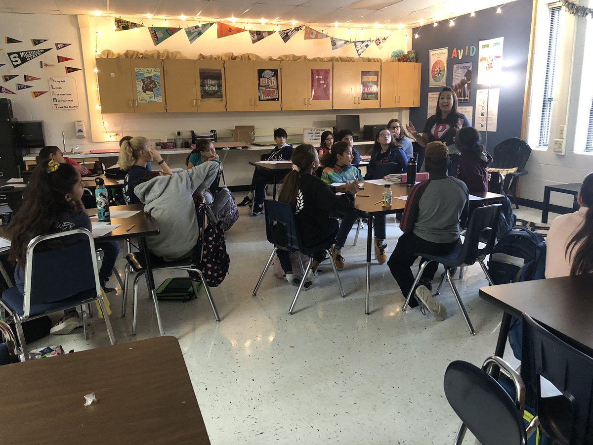 RMSAVID1's tweet photo. @NISDRawlinson students had a very special guest speaker today! Boy were they engaged! Thank you @SherryMireles #rmsavid #nisdavid #BeLegendary https://t.co/npBlEv6EC5